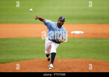 Port Charlotte, en Floride, aux États-Unis. Mar 25, 2016. Vous VRAGOVIC | fois.Rays de Tampa Bay pitcher Jhan Marinez (72) jeter dans la septième manche du match entre les Rays de Tampa Bay et les Twins du Minnesota à Charlotte Sports Park à Port Charlotte, en Floride, le vendredi 25 mars, 2016. © Vous Vragovic/Tampa Bay Times/ZUMA/Alamy Fil Live News Banque D'Images