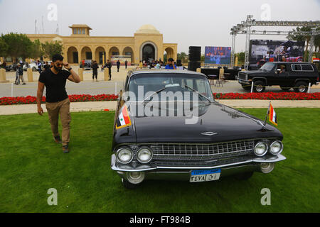 Le Caire, Égypte. Mar 25, 2016. Un homme passe devant la voiture qui appartenait auparavant à l'Egypte, l'ancien président Gamal Abdel Nasser, qui s'affiche lors de la 2e ville de Cairo Classic Rencontrez au Caire, Égypte, 25 mars 2016. Plus de 100 voitures affiché sur le salon le vendredi, et certains d'entre eux étaient auparavant détenues par les personnes célèbres. © Ahmed Gomaa/Xinhua/Alamy Live News Banque D'Images