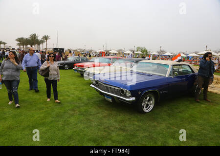 Le Caire, Égypte. Mar 25, 2016. Photo prise le 25 mars 2016 présente les voitures anciennes sur l'affichage lors de la 2e ville de Cairo Classic Rencontrez au Caire, Égypte, 25 mars 2016. Plus de 100 voitures affiché sur le salon le vendredi, et certains d'entre eux étaient auparavant détenues par les personnes célèbres. © Ahmed Gomaa/Xinhua/Alamy Live News Banque D'Images