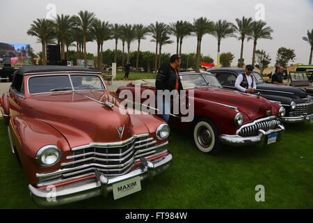 Le Caire, Égypte. Mar 25, 2016. Photo prise le 25 mars 2016 présente les voitures anciennes sur l'affichage lors de la 2e ville de Cairo Classic Rencontrez au Caire, Égypte, 25 mars 2016. Plus de 100 voitures affiché sur le salon le vendredi, et certains d'entre eux étaient auparavant détenues par les personnes célèbres. © Ahmed Gomaa/Xinhua/Alamy Live News Banque D'Images