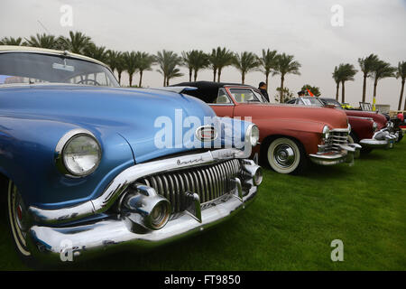 Le Caire, Égypte. Mar 25, 2016. Photo prise le 25 mars 2016 présente les voitures anciennes sur l'affichage lors de la 2e ville de Cairo Classic Rencontrez au Caire, Égypte, 25 mars 2016. Plus de 100 voitures affiché sur le salon le vendredi, et certains d'entre eux étaient auparavant détenues par les personnes célèbres. © Ahmed Gomaa/Xinhua/Alamy Live News Banque D'Images