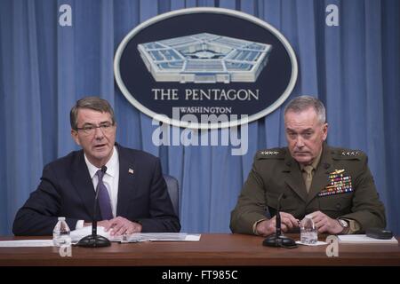 Washington, DC, USA. Mar 25, 2016. Le secrétaire américain à la défense, Ash Carter (L), de concert avec le président de l'état-major des armées le général Joseph Dunford, parle à insister au cours d'une séance d'information au Pentagone à Washington, DC, États-Unis, le 25 mars 2016. Le Pentagone a annoncé vendredi un haut responsable de l'État islamique (Est) le commandant en Syrie que l'on croit être en ligne pour conduire le groupe extrémiste a été tué par les États-Unis. Credit : Yin Bogu/Xinhua/Alamy Live News Banque D'Images