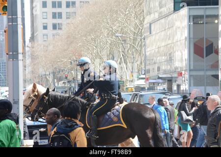 Le 24 mars 2016. New York City, USA. Les unités montées sur la patrouille de la police de New Times Square. ©Marc Ward/Alamy Live News Banque D'Images