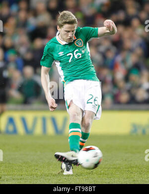 Aviva Stadium de Dublin, Irlande. Mar 25, 2016. Le Football International Friendly l'Irlande contre la Suisse. Eunan O'Kane avec un tir pour l'Irlande. Credit : Action Plus Sport/Alamy Live News Banque D'Images