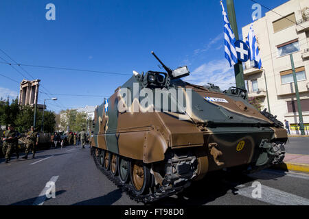 Athènes, Grèce. Mar 25, 2016. Les véhicules militaires sont en ligne avant le début de la parade. Au 25 mars en raison de la fête de l'indépendance nationale un défilé militaire a eu lieu au centre d'Athènes pour célébrer l'anniversaire de la révolution de la Grèce contre les Turcs occupent au 25 mars 1821. Credit : Kostas Pikoulas Libre prestation/Pacific Press/Alamy Live News Banque D'Images