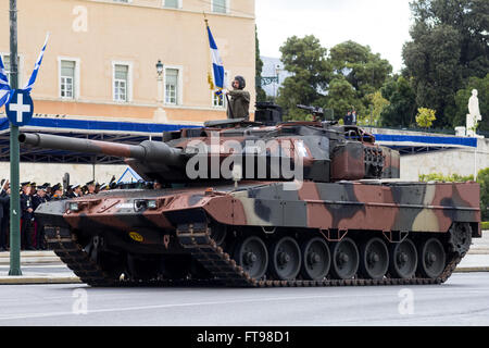 Athènes, Grèce. Mar 25, 2016. Un réservoir passe en face de l'fonctionnaires section pendant le défilé. Au 25 mars en raison de la fête de l'indépendance nationale un défilé militaire a eu lieu au centre d'Athènes pour célébrer l'anniversaire de la révolution de la Grèce contre les Turcs occupent au 25 mars 1821. Credit : Kostas Pikoulas Libre prestation/Pacific Press/Alamy Live News Banque D'Images