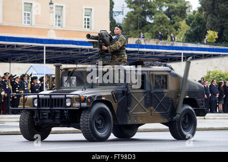 Athènes, Grèce. Mar 25, 2016. Un véhicule blindé des défilés devant la section des fonctionnaires. Au 25 mars en raison de la fête de l'indépendance nationale un défilé militaire a eu lieu au centre d'Athènes pour célébrer l'anniversaire de la révolution de la Grèce contre les Turcs occupent au 25 mars 1821. Credit : Kostas Pikoulas Libre prestation/Pacific Press/Alamy Live News Banque D'Images