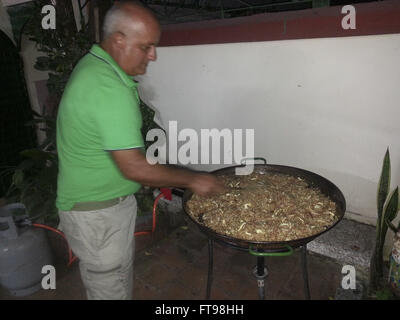 Cuisine cubaine typique. Barbecue de Noël. Poulet, riz, légumes et épices au gaz pour le wok. Cienfuegos, Cuba. Le 24 décembre, 2013. © Ron Levy/ZUMA/Alamy Fil Live News Banque D'Images