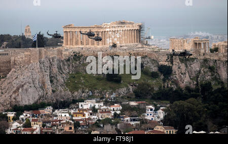 Athènes, Grèce. Mar 25, 2016. Les hélicoptères militaires survolent le Parthénon temple sur la colline de l'Acropole à Athènes, en Grèce, au cours d'un défilé militaire marquant le jour de l'indépendance de la Grèce. Credit : Elias Verdi/ Alamy Live News Banque D'Images