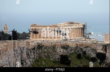 Athènes, Grèce. Mar 25, 2016. Les hélicoptères militaires survolent le Parthénon temple sur la colline de l'Acropole à Athènes, en Grèce, au cours d'un défilé militaire marquant le jour de l'indépendance de la Grèce. Credit : Elias Verdi/ Alamy Live News Banque D'Images