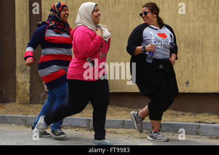 Le Caire, Égypte. Mar 25, 2016. Les femmes exécuter au cours d'un marathon pour grosses femmes au Caire, Égypte, 25 mars 2016. Des dizaines de femmes ont pris part vendredi en Egypte, le premier marathon pour grosses femmes au Caire. L'événement a été conçu pour délivrer un message que grosses femmes peut également s'exécuter et faire des exercices. Credit : Ahmed Gomaa/Xinhua/Alamy Live News Banque D'Images