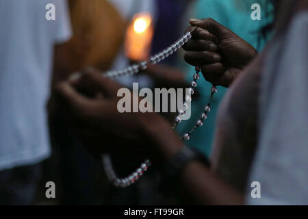 Sao Paulo, Brésil. Mar 25, 2016. De fervents catholiques prennent part à une procession lors de la célébration du Vendredi Saint de la Semaine Sainte, à Sao Paulo, Brésil, le 25 mars 2016. Credit : Rahel Patrasso/Xinhua/Alamy Live News Banque D'Images