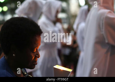 Sao Paulo, Brésil. Mar 25, 2016. De fervents catholiques prennent part à une procession lors de la célébration du Vendredi Saint de la Semaine Sainte, à Sao Paulo, Brésil, le 25 mars 2016. Credit : Rahel Patrasso/Xinhua/Alamy Live News Banque D'Images