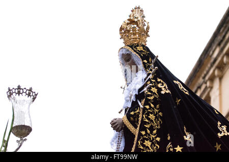 Oviedo, Espagne. 25 mars, 2016. Statue de la Vierge Marie au cours de la Procession de la mise au tombeau du Vendredi Saint le 25 mars 2016 à Oviedo, Espagne. Crédit : David Gato/Alamy Live News Banque D'Images