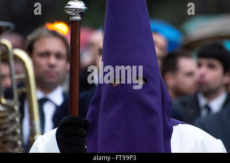 Oviedo, Espagne. 25 mars, 2016. Un nazaréen pendant la procession de la mise au tombeau du Vendredi Saint le 25 mars 2016 à Oviedo, Espagne. Crédit : David Gato/Alamy Live News Banque D'Images