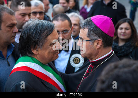 Palerme, Italie. Mar 25, 2016. Corrado accueille Lorefice Leoluca Orlando, maire de Palerme. L'archevêque de Palerme Corrado Lorefice visite la Communauté de Sant'Egidio et parle à la foule de fidèles assistant à la cérémonie religieuse, le Vendredi saint. Crédit : Antonio Melita/Pacific Press/Alamy Live News Banque D'Images