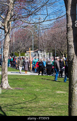 Grosse Pointe, Michigan USA - 25 mars 2016 - Les membres de l'Eglises catholique et protestante à pied le Chemin de Croix le Vendredi Saint, s'arrêtant à des endroits sur l'Avenue Cuvier pour des lectures et de la prière. Crédit : Jim West/Alamy Live News Banque D'Images