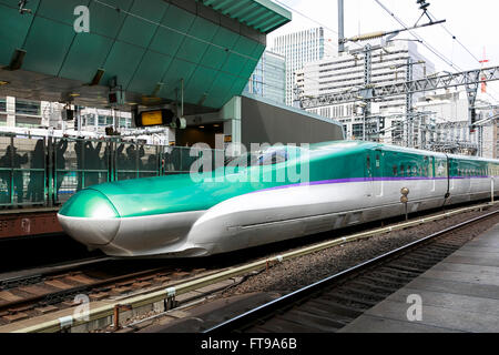 Tokyo, Japon. Mar 26, 2016. L'Hayabusa Shinkansen (Bullet train) arrive à la gare de Tokyo sur sa première journée de travail le 26 mars 2016, Tokyo, Japon. Le Shinkansen Hayabusa relie Tokyo avec le nord de l'île de Hokkaido via le Tunnel du Seikan 53,85 km de long. Bullet train du Japon auparavant n'avait fonctionné jusqu'à Aomori, mais la nouvelle liaison ferroviaire va maintenant à l'Shin-Hakodate-Hokuto Gare à Hokkaido avec une extension prévue à Sapporo en 2030. Un billet aller coûte 22 690 yens (200 UDS) de Tokyo à Shin-Hakodate Hokuto les trains les plus rapides et prendra 4 heures et 2 minutes pour t Banque D'Images