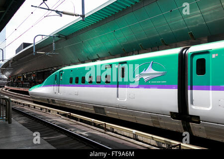 Tokyo, Japon. Mar 26, 2016. L'Hayabusa Shinkansen (Bullet train) arrive à la gare de Tokyo sur sa première journée de travail le 26 mars 2016, Tokyo, Japon. Le Shinkansen Hayabusa relie Tokyo avec le nord de l'île de Hokkaido via le Tunnel du Seikan 53,85 km de long. Bullet train du Japon auparavant n'avait fonctionné jusqu'à Aomori, mais la nouvelle liaison ferroviaire va maintenant à l'Shin-Hakodate-Hokuto Gare à Hokkaido avec une extension prévue à Sapporo en 2030. Un billet aller coûte 22 690 yens (200 UDS) de Tokyo à Shin-Hakodate Hokuto les trains les plus rapides et prendra 4 heures et 2 minutes pour t Banque D'Images