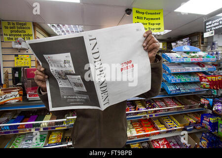 Londres, Royaume-Uni. 26 mars 2016. Un marchand détient l'impression finale édition du journal britannique 'The Independent' qui a été en circulation depuis 1986. Le document sera maintenant disponible en une seule plate-forme 'Digital' © amer ghazzal/Alamy Live News Crédit : amer ghazzal/Alamy Live News Banque D'Images