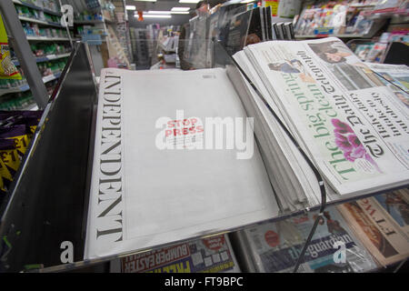 Londres, Royaume-Uni. 26 mars 2016. Un marchand détient l'impression finale édition du journal britannique 'The Independent' qui a été en circulation depuis 1986. Le document sera maintenant disponible en une seule plate-forme 'Digital' © amer ghazzal/Alamy Live News Crédit : amer ghazzal/Alamy Live News Banque D'Images