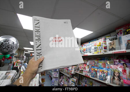 Londres, Royaume-Uni. 26 mars 2016. Un marchand détient l'impression finale édition du journal britannique 'The Independent' qui a été en circulation depuis 1986. Le document sera maintenant disponible en une seule plate-forme 'Digital' © amer ghazzal/Alamy Live News Crédit : amer ghazzal/Alamy Live News Banque D'Images