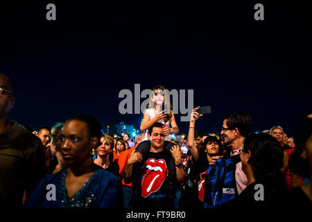 La Havane, Cuba. Mar 25, 2016. Les amateurs de profiter de concert de groupe britannique les Rolling Stones dans la ville de La Havane, capitale de Cuba, le 25 mars 2016. Groupe britannique les Rolling Stones ont tenu leur premier concert à Cuba, qui a été un événement culturel marquant qui vient tout juste trois jours après que le président des États-Unis, Barack Obama a visité ce pays des Caraïbes. La bande d'arrêt d'Cuba termine son 'Ole' tour de l'Amérique latine, qui inclut également des concerts au Brésil, en Uruguay, au Chili, en Argentine et au Mexique. Credit : Liu Bin/Xinhua/Alamy Live News Banque D'Images