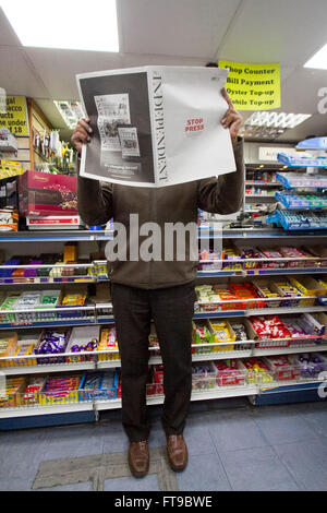 Londres, Royaume-Uni. 26 mars 2016. Un marchand détient l'impression finale édition du journal britannique 'The Independent' qui a été en circulation depuis 1986. Le document sera maintenant disponible en une seule plate-forme 'Digital' Credit : amer ghazzal/Alamy Live News Banque D'Images