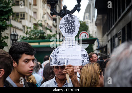 40e anniversaire du coup d'État militaire en Argentine - 24/03/2016 - Argentine / Buenos Aires - un démonstrateur contient jusqu la silhouette avec les mots ' plus jamais" et le nombrede un travailleur de 20 ans a disparu par la dictature militaire en Pablo Nogues , une ville près de Buenos Aires. - Matias Izaguirre / Le Pictorium Banque D'Images