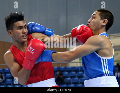 Qian'an, Province du Hebei en Chine. Mar 26, 2016. L'Anvar Yunusov(R) du Tadjikistan est en concurrence avec Papendang Farrand de l'Indonésie au cours de leurs hommes - 52kg Catégorie de boxe de la zone Asie/Océanie tournoi de qualification pour les Jeux Olympiques de Rio 2016 Qian'an, province de Hebei en Chine du nord, le 26 mars 2016. L'Anvar Yunusov a remporté le match 3-0. Crédit : Yang Shiyao/Xinhua/Alamy Live News Banque D'Images