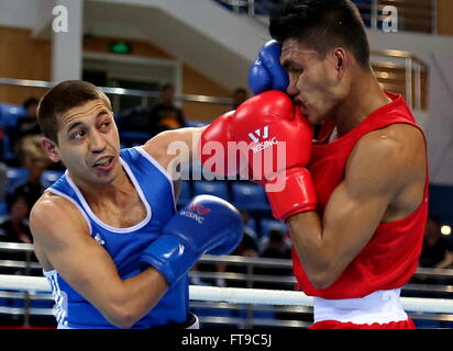 Qian'an, Province du Hebei en Chine. Mar 26, 2016. L'Anvar Yunusov(L) du Tadjikistan est en concurrence avec Papendang Farrand de l'Indonésie au cours de leurs hommes - 52kg Catégorie de boxe de la zone Asie/Océanie tournoi de qualification pour les Jeux Olympiques de Rio 2016 Qian'an, province de Hebei en Chine du nord, le 26 mars 2016. L'Anvar Yunusov a remporté le match 3-0. Crédit : Yang Shiyao/Xinhua/Alamy Live News Banque D'Images