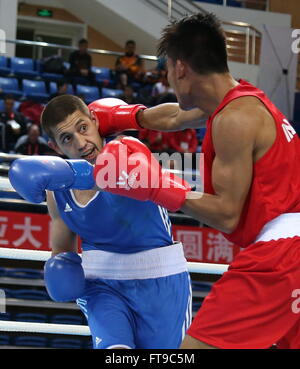 Qian'an, Province du Hebei en Chine. Mar 26, 2016. L'Anvar Yunusov(L) du Tadjikistan est en concurrence avec Papendang Farrand de l'Indonésie au cours de leurs hommes - 52kg Catégorie de boxe de la zone Asie/Océanie tournoi de qualification pour les Jeux Olympiques de Rio 2016 Qian'an, province de Hebei en Chine du nord, le 26 mars 2016. L'Anvar Yunusov a remporté le match 3-0. Crédit : Yang Shiyao/Xinhua/Alamy Live News Banque D'Images