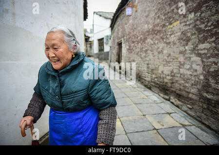 Anshun, dans la province du Guizhou en Chine. Mar 26, 2016. Une vieille femme marche dans une ruelle d'ancienne ville Yuehua Middle Road 2007, Anshun City, au sud-ouest de la province du Guizhou, en Chine, le 26 mars 2016. Ancienne ville yuehua Middle Road 2007 est caractérisée de maisons en pierre, et elle a été signalée dans le troisième lot de la ville historique et culturelle de la renommée en 2007. Credit : Liu Xu/Xinhua/Alamy Live News Banque D'Images