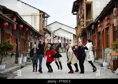 Anshun, dans la province du Guizhou en Chine. Mar 26, 2016. Les touristes visiter Yuehua Middle Road 2007 en vieille ville, Anshun Ville, province du Guizhou, au sud-ouest de la Chine, le 26 mars 2016. Ancienne ville yuehua Middle Road 2007 est caractérisée de maisons en pierre, et elle a été signalée dans le troisième lot de la ville historique et culturelle de la renommée en 2007. Credit : Liu Xu/Xinhua/Alamy Live News Banque D'Images