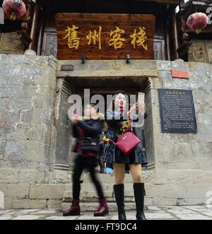 Anshun, dans la province du Guizhou en Chine. Mar 26, 2016. Les touristes de prendre des photos à l'ancienne ville Yuehua Middle Road 2007, Anshun City, au sud-ouest de la province du Guizhou, en Chine, le 26 mars 2016. Ancienne ville yuehua Middle Road 2007 est caractérisée de maisons en pierre, et elle a été signalée dans le troisième lot de la ville historique et culturelle de la renommée en 2007. Credit : Liu Xu/Xinhua/Alamy Live News Banque D'Images