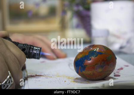 Zenica, Bosnie-et-Herzégovine. Mar 26, 2016. ZDENA SARIC PISKER utilise un chalumeau pour décorer un oeuf de Pâques. © Armin Durgut/ZUMA/Alamy Fil Live News Banque D'Images