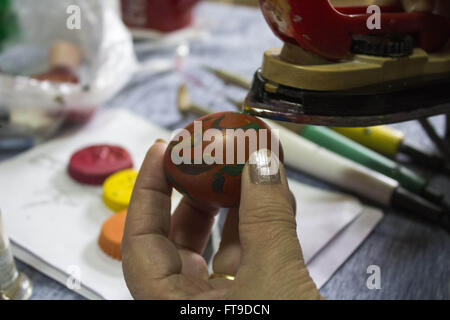 Zenica, Bosnie-et-Herzégovine. Mar 26, 2016. ZDENA SARIC PISKER est perçu à l'aide d'un pour décorer et flatiron œuf de Pâques. © Armin Durgut/ZUMA/Alamy Fil Live News Banque D'Images