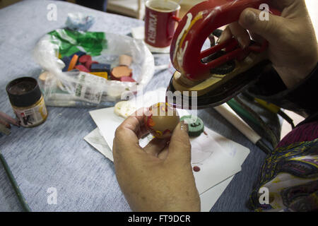 Zenica, Bosnie-et-Herzégovine. Mar 26, 2016. ZDENA SARIC PISKER est perçu à l'aide d'un pour décorer et flatiron œuf de Pâques. © Armin Durgut/ZUMA/Alamy Fil Live News Banque D'Images