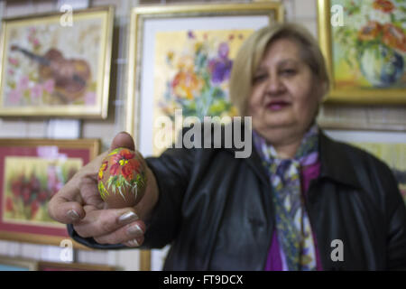 Zenica, Bosnie-et-Herzégovine. Mar 26, 2016. ZDENA SARIC PISKER est titulaire d'un de ses oeufs de Pâques décorés tout en posant pour un portrait dans son studio. © Armin Durgut/ZUMA/Alamy Fil Live News Banque D'Images
