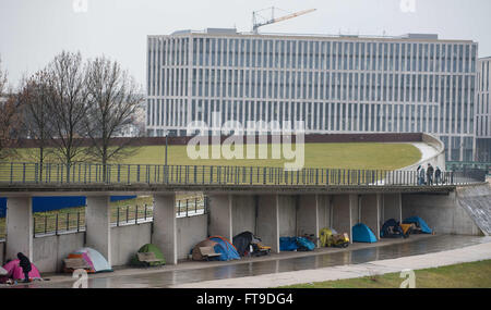 Berlin, Allemagne. Mar 25, 2016. Les personnes sans domicile tentes se tenir sous une passerelle pour piétons le long de la rivière Spree à Berlin, Allemagne, 25 mars 2016. Le Ministère fédéral de l'intérieur peut être vu dans l'arrière-plan. Photo : Gregor Fischer/dpa/Alamy Live News Banque D'Images