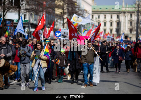 Munich, Allemagne. 26 mars, 2016. 500 personnes se sont rassemblées par le biais de Munich à la traditionnelle marche de la paix à Pâques. La manifestation a été accompagnée par un groupe de percussion du Sénégal. Certains manifestants anti-américain et fait des déclarations antisémites. Crédit : Michael Trammer/ZUMA/Alamy Fil Live News Banque D'Images