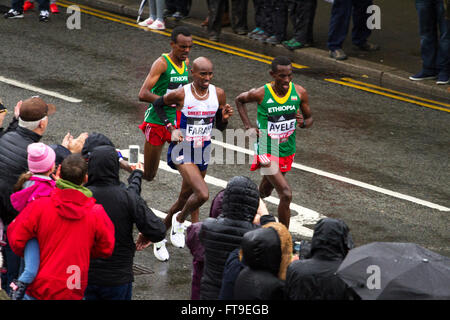 Cardiff, Royaume-Uni. Mar 26, 2016. Mo Farah et Abayneh Ayele à l'IAAF 2016/Université de Cardiff du monde de semi-marathon à Cardiff, Royaume-Uni. 26 mars 2016. Credit : Jessica Folan/Alamy Live News Banque D'Images