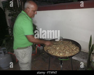 Cuisine cubaine typique. Barbecue de Noël. Poulet, riz, légumes et épices au gaz pour le wok. Cienfuegos, Cuba. Le 24 décembre, 2013. © Ron Levy/ZUMA/Alamy Fil Live News Banque D'Images