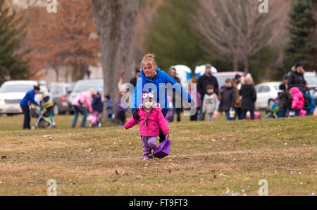 Saint Thomas, Ontario, Canada. Mar 26, 2016. Pour certains, la tentation était tout simplement trop comme une maman chasse sur son enfant qui ne pouvait pas attendre plus longtemps. Credit : Mark Spowart/Alamy Live News Banque D'Images