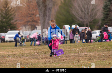 Saint Thomas, Ontario, Canada. Mar 26, 2016. Pour certains, la tentation était tout simplement trop comme une maman chasse sur son enfant qui ne pouvait pas attendre plus longtemps. Credit : Mark Spowart/Alamy Live News Banque D'Images