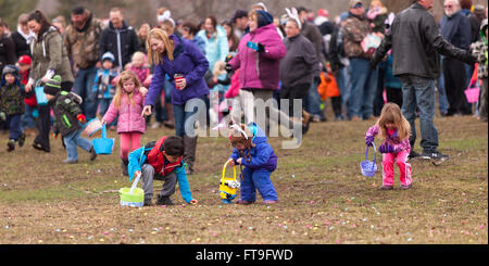 Saint Thomas, Ontario, Canada. Mar 26, 2016. Les enfants et les parents à descendre pour recueillir leur part des plus de 500kg de chocolat qui le Saint Thomas Club Kin placés dans Pinafore Park. Credit : Mark Spowart/Alamy Live News Banque D'Images