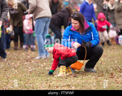 Saint Thomas, Ontario, Canada. Mar 26, 2016. Les enfants et les parents à descendre pour recueillir leur part des plus de 500kg de chocolat qui le Saint Thomas Club Kin placés dans Pinafore Park. Credit : Mark Spowart/Alamy Live News Banque D'Images