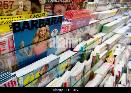 Munich, Allemagne. Mar 17, 2016. L'édition actuelle de la revue 'Barbara' peut être vu à côté d'autres magazines sur les étagères d'un magasin à Munich, Allemagne, 17 mars 2016. Photo : Sven Hoppe/dpa/Alamy Live News Banque D'Images