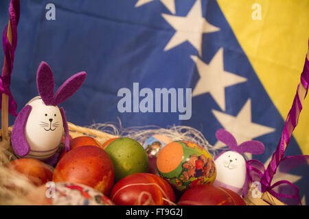 Zenica, Bosnie-et-Herzégovine. Mar 26, 2016. Panier d'oeufs est vu en face de l'indicateur de Bosnie. © Armin Durgut/ZUMA/Alamy Fil Live News Banque D'Images