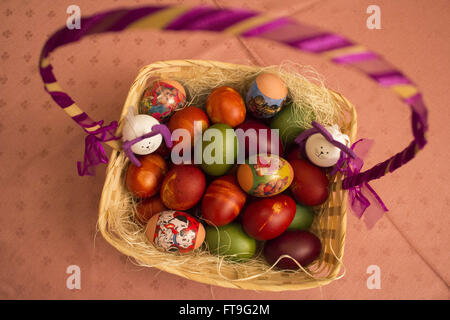 Zenica, Bosnie-et-Herzégovine. Mar 26, 2016. Panier d'oeufs est vu sur une table de nuit avant Pâques. © Armin Durgut/ZUMA/Alamy Fil Live News Banque D'Images